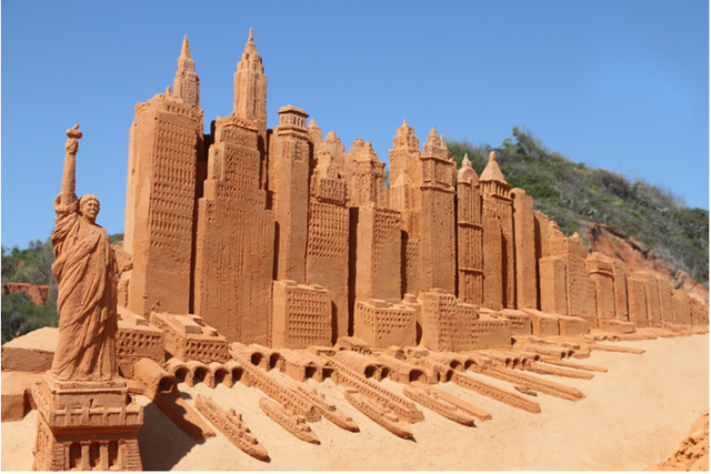 Tượng cát Nữ thần tự do và thành phố New York trải dài trên diện tích 1.3 ha Tượng cát Nữ thần tự do và thành phố New York trải dài trên diện tích 1.3 ha