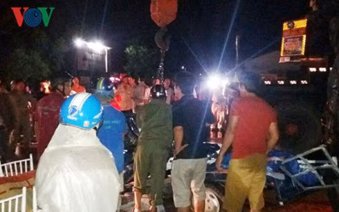 Lực lượng chức năng cho cẩu kéo xe gặp nạn, đưa thi thể nạn nhân ra khỏi hiện trường.