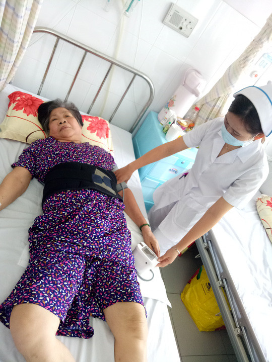 Cụ H. được kiểm tra trước khi cho xuất viện