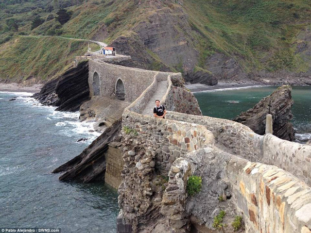 Du khách chụp ảnh tại đảo