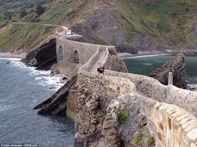 Du khách chụp ảnh tại đảo