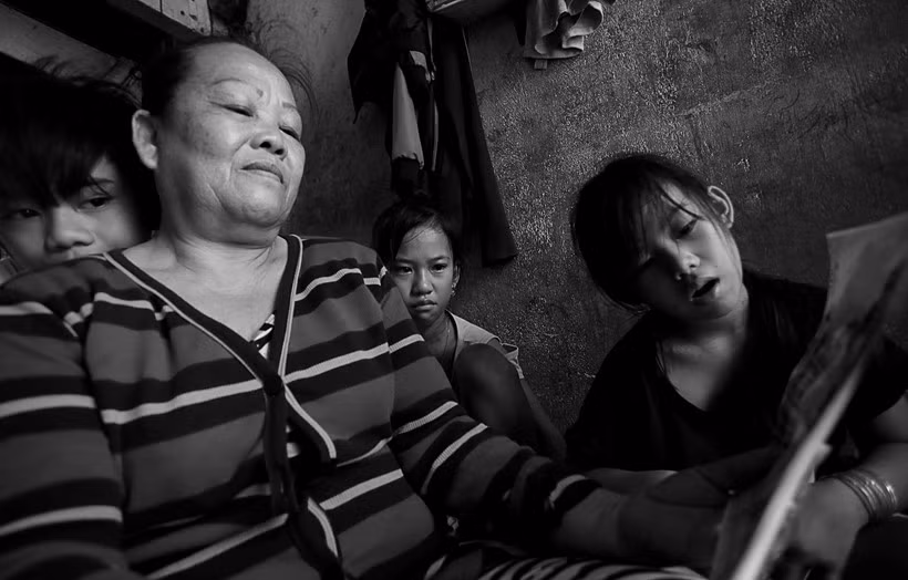 Bà Tư Đào (62 tuổi) nuôi ba anh em Trần Quốc Cường, Trần Huỳnh Bảo Ngọc và Trần Huỳnh Bảo Trân mồ côi cha mẹ.