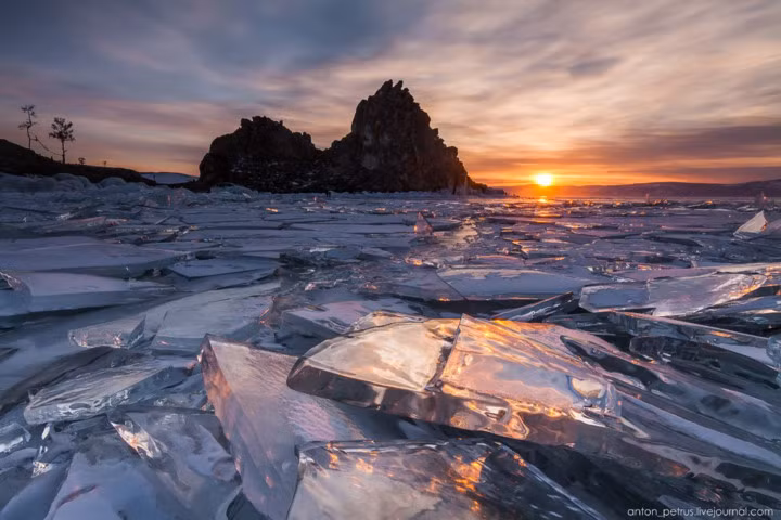Hồ Baikal, Nga. Baikal - hồ nước lâu đời và sâu nhất trên thế giới trông giống như một đại dương nhỏ được hình thành từ khoảng 25 triệu năm trước, có hệ thống động thực vật riêng cực kỳ phong phú.