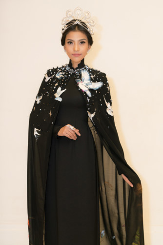 Chiếc vương miện nổi tiếng Mikimoto được cuộc thi Hoa hậu hoàn vũ thế giới sử dụng từ năm 2002 đến 2007. Chiếc vương miện nổi tiếng Mikimoto được cuộc thi Hoa hậu hoàn vũ thế giới sử dụng từ năm 2002 đến 2007.