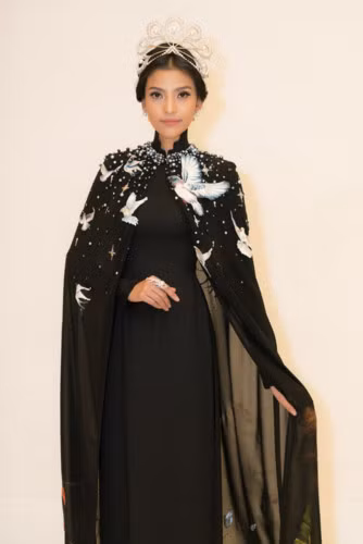 Chiếc vương miện nổi tiếng Mikimoto được cuộc thi Hoa hậu hoàn vũ thế giới sử dụng từ năm 2002 đến 2007.