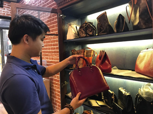 Anh Nguyễn Thanh Hải bên những món đồ được anh spa