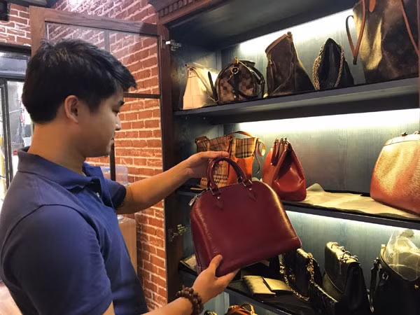 Anh Nguyễn Thanh Hải bên những món đồ được anh spa