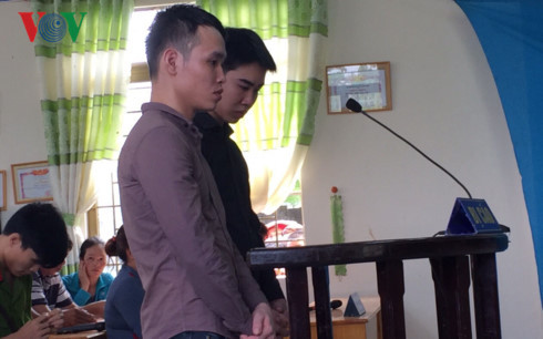 Hai bị cáo tại tòa.