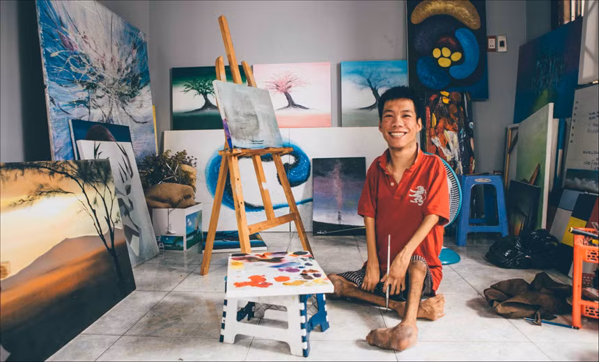 Chiến tranh đã qua đi, nhưng những hậu quả đau thương vẫn còn trên mảnh đất này. Lê Minh Châu - nạn nhân chất độc màu da cam dioxin - được sinh ra tại Đồng Nai trong một gia đình chỉ có mình anh là người khuyết tật. Do dị tật bẩm sinh, các cơ teo lại, Châu phải tập đi bằng đầu gối. Mọi hoạt động sinh hoạt thường ngày của anh chủ yếu dùng miệng. Dù vậy anh vẫn luôn lạc quan và có ý thức tự lập, kiên trì tập sử dụng miệng để cầm cọ vẽ. Hiện tại, Châu đã có một phòng tranh nhỏ tại quận 2, TP.HCM. Ảnh: Sơn Tùng.