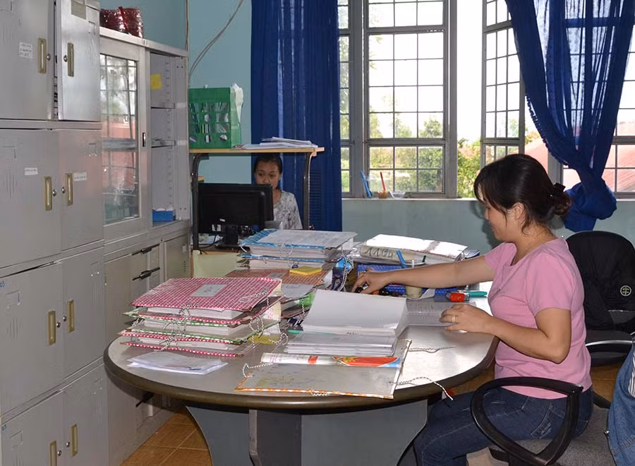 Bàn ghế, hồ sơ tài liệu, dây điện... tiềm ẩn nguy cơ cháy nổ cao. Ảnh: Ngọc Thu