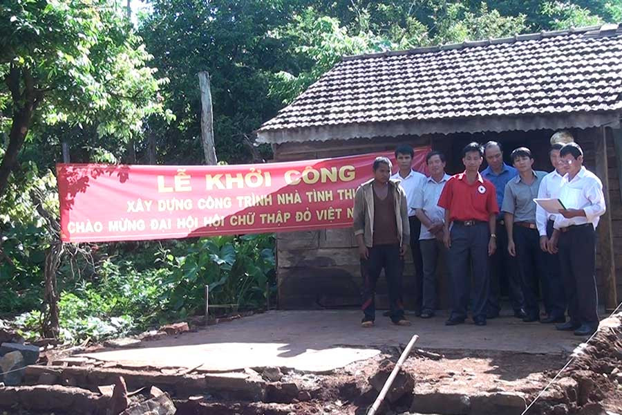  Lễ khởi công xây dựng nhà tại làng Glan. Ảnh: Mỹ Đức 