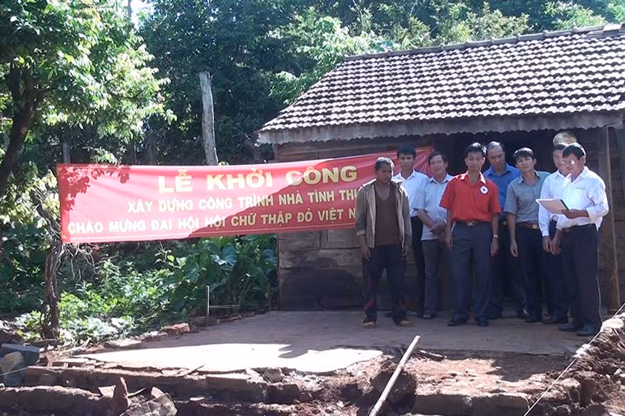  Lễ khởi công xây dựng nhà tại làng Glan. Ảnh: Mỹ Đức 