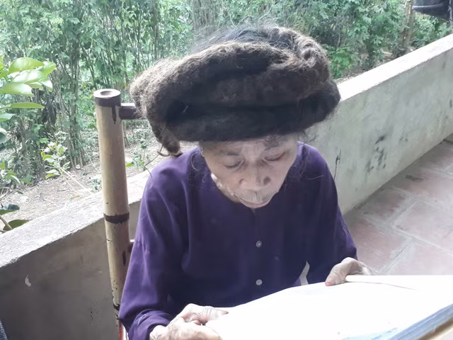 Tuy đã 81 tuổi nhưng cụ Nghiên còn khá minh mẫn, vẫn đọc được sách.