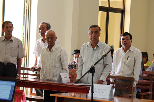 Các bị cáo Trần Văn Hùng, Võ Văn Ngàn, Nguyễn Văn Đoàn (hàng trước), Tiết Kim Chiêu và Nguyễn Đức Dục (hàng sau) Các bị cáo Trần Văn Hùng, Võ Văn Ngàn, Nguyễn Văn Đoàn (hàng trước), Tiết Kim Chiêu và Nguyễn Đức Dục (hàng sau)