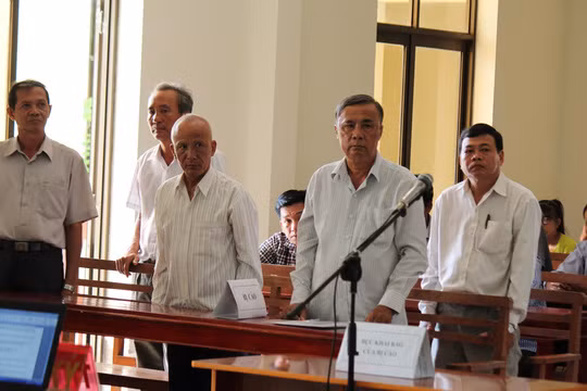 Các bị cáo Trần Văn Hùng, Võ Văn Ngàn, Nguyễn Văn Đoàn (hàng trước), Tiết Kim Chiêu và Nguyễn Đức Dục (hàng sau)