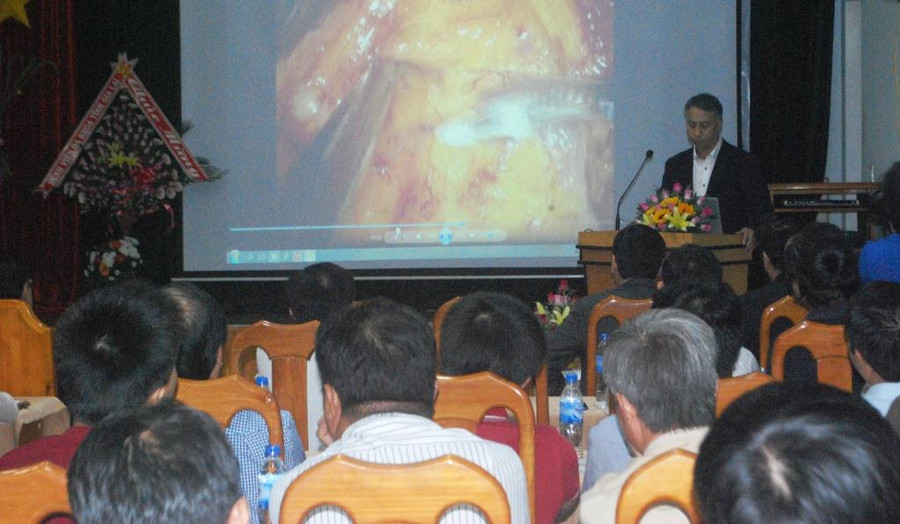 GS. Jun Seo Park trình bày kỹ thuật phẫu thuật nội soi đại trực tràng. Ảnh: N.T