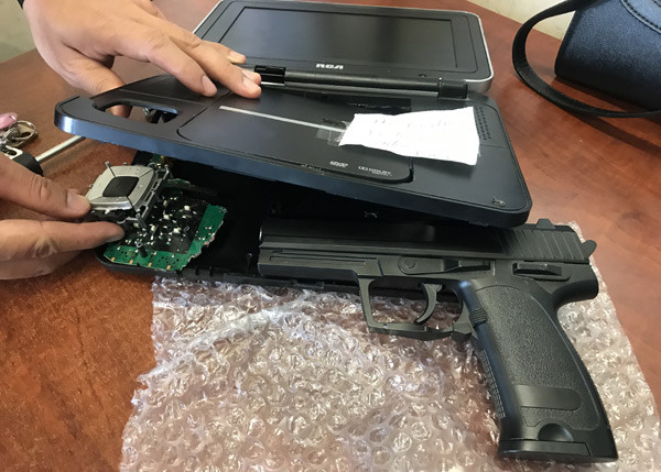 Khẩu súng được giấu trong vỏ máy nghe nhạc hỏng. Khẩu súng được giấu trong vỏ máy nghe nhạc hỏng.