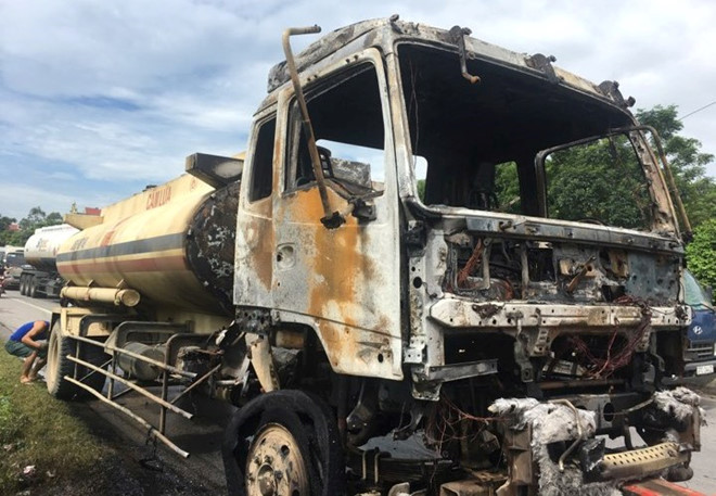 Xe bồn bị cháy trơ khung phần cabin. Xe bồn bị cháy trơ khung phần cabin.