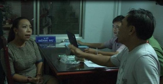  Phạm Lê Hoàng Uyển (trái) tại cơ quan điều tra