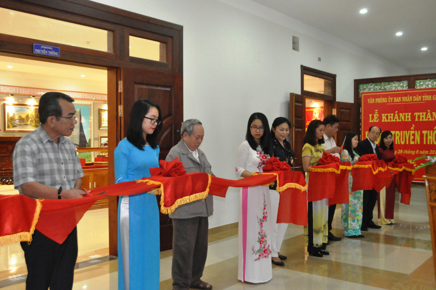 Văn phòng UBND tỉnh khánh thành Phòng truyền thống cơ quan Văn phòng UBND tỉnh. Ảnh: Trần Dung Văn phòng UBND tỉnh tổ chức khánh thành Phòng truyền thống cơ quan Văn phòng UBND tỉnh. Ảnh: Trần Dung