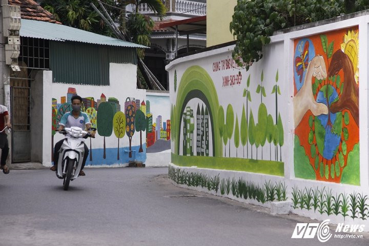 Chỉ dài hơn 200m, nhưng trên những bức tường nhà nằm ven con nhỏ có hàng chục bức tranh đầy màu sắc về cây đa, giếng nước, mái đình...