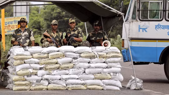 Binh sĩ Ấn Độ canh gác gần nhà tù Sonaria, nơi ông Ram Rahim bị tuyên án. Ảnh: AP