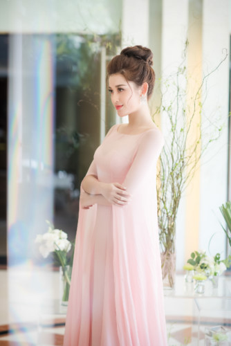 Á hậu tiết lộ trong suốt thời gian hơn một tháng qua, mẹ đã đồng hành cùng cô trong tất cả các sự kiện trong và ngoài nước để chuẩn bị cho cuộc thi Hoa hậu Hoà bình thế giới 2017. Á hậu tiết lộ trong suốt thời gian hơn một tháng qua, mẹ đã đồng hành cùng cô trong tất cả các sự kiện trong và ngoài nước để chuẩn bị cho cuộc thi Hoa hậu Hoà bình thế giới 2017.