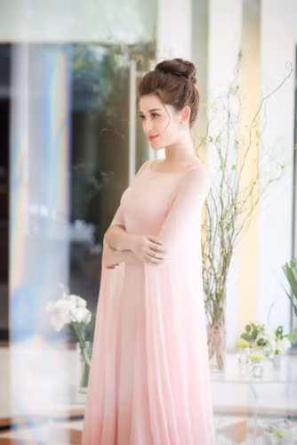 Á hậu tiết lộ trong suốt thời gian hơn một tháng qua, mẹ đã đồng hành cùng cô trong tất cả các sự kiện trong và ngoài nước để chuẩn bị cho cuộc thi Hoa hậu Hoà bình thế giới 2017.