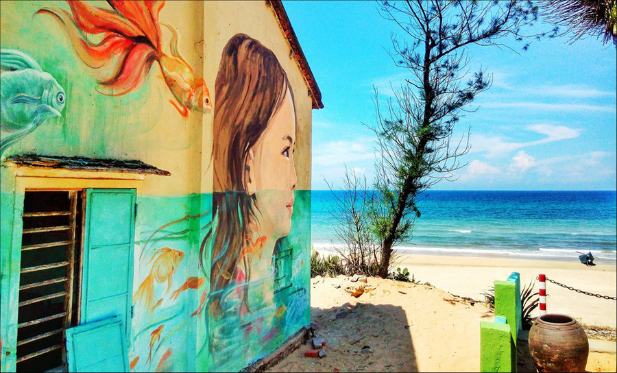 Mực nước biển trong bức tranh trùng khớp với đường chân trời tạo ra một góc nhìn kỳ thú. Các bức vẽ đều mang tính nghệ thuật cao, chủ đề phong phú, đa dạng như phong cảnh thiên nhiên, đời sống sinh hoạt, chân dung, nhân vật hoạt hình... Ảnh: Trần Đình Thuận.