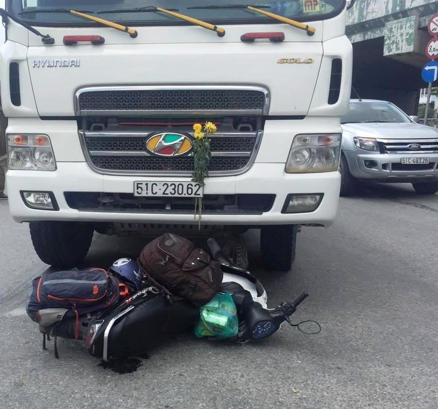 Xe ben húc xe máy khiến nam thanh niên nguy kịch. Xe ben húc xe máy khiến nam thanh niên nguy kịch.