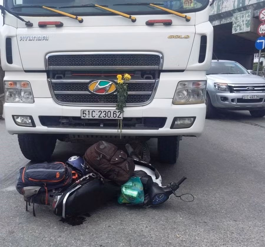 Xe ben húc xe máy khiến nam thanh niên nguy kịch.