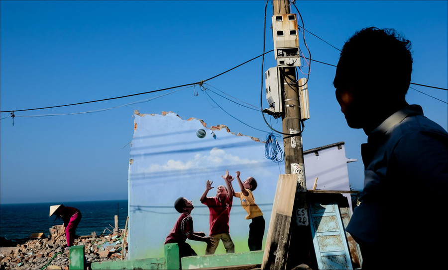 Tuy nhiên do nhà cửa xuống cấp nghiêm trọng, một số bức bích họa đã bị phá dỡ, người dân và du khách tiếc nuối. Dù vậy gia chủ vẫn cố gắng giữ lại cả mảng tường để lưu giữ hình ảnh đẹp. Những bức tranh đã góp phần rất lớn trong việc thay đổi bộ mặt làng quê Việt Nam. Cuộc thi ảnh 