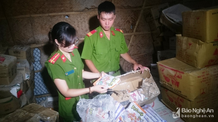 Lực lượng cảnh sát môi trường đang kiểm tra lô hàng hóa hết hạn sử dụng. Lực lượng cảnh sát môi trường đang kiểm tra lô hàng hóa hết hạn sử dụng.