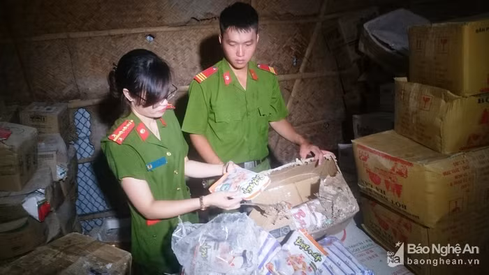 Lực lượng cảnh sát môi trường đang kiểm tra lô hàng hóa hết hạn sử dụng.