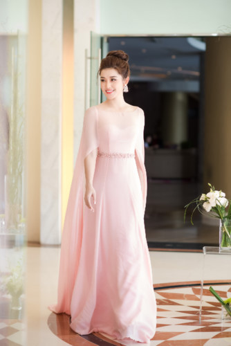 Bộ váy gam màu pastel duyên dáng, với chi tiết hai vạt váy cách điệu khiến Huyền My xinh đẹp tựa một ‘nữ thần’. Bộ váy gam màu pastel duyên dáng, với chi tiết hai vạt váy cách điệu khiến Huyền My xinh đẹp tựa một ‘nữ thần’.