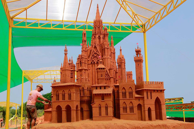 Tượng cát mô phỏng trung tâm lịch sử của thành phố Siena (Ý) mất hơn 40 ngày để hoàn thành Tượng cát mô phỏng trung tâm lịch sử của thành phố Siena (Ý) mất hơn 40 ngày để hoàn thành