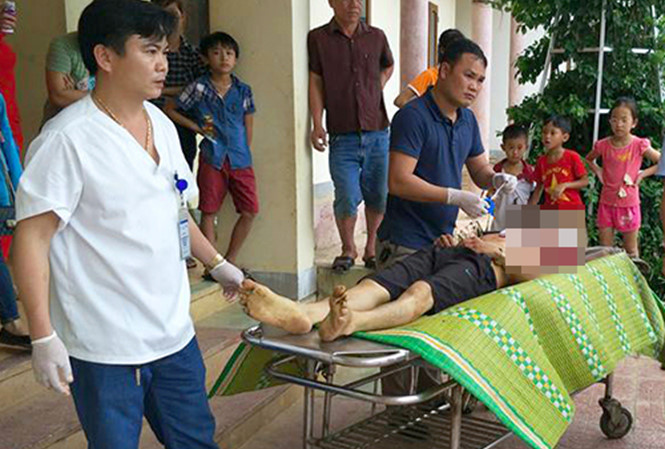 Nạn nhân được người nhà đưa tới Bệnh viện Đa khoa huyện Hương Khê cấp cứu.