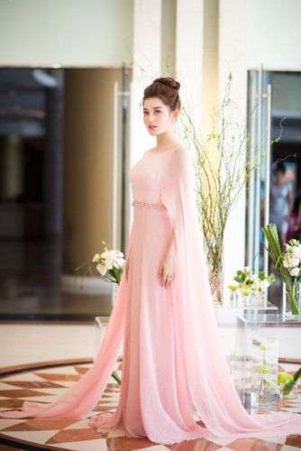 Chuẩn bị cho một cuộc thi quốc tế không hề đơn giản, không chỉ là công sức, tiền bạc mà còn là tâm huyết của cả một ê-kíp. Trong mấy tháng qua, Huyền My đã phải liên tục gặp gỡ công ty nắm giữ bản quyền cuộc thi Miss Grand tại Việt Nam để bàn bạc về các ý tưởng chuẩn bị cho cuộc thi. Chuẩn bị cho một cuộc thi quốc tế không hề đơn giản, không chỉ là công sức, tiền bạc mà còn là tâm huyết của cả một ê-kíp. Trong mấy tháng qua, Huyền My đã phải liên tục gặp gỡ công ty nắm giữ bản quyền cuộc thi Miss Grand tại Việt Nam để bàn bạc về các ý tưởng chuẩn bị cho cuộc thi.