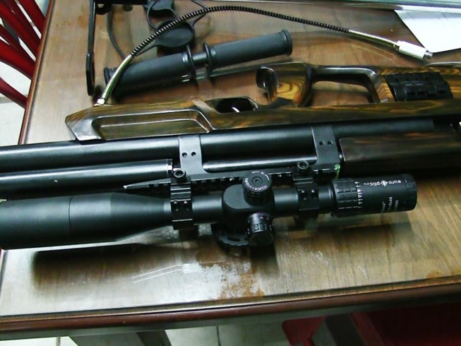 Khẩu súng hơi khá hiện đại được trang bị kính ngắm, bắn đạn chì với độ sát thương cao.