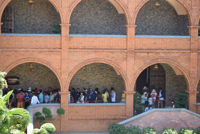 Dịp cuối tuần thường có đông khách Việt ghé, các ngày trong tuần cũng có nhiều đoàn khách nước ngoài tham quan nơi này. Du khách xếp hàng chờ đến lượt xuống tầng hầm.