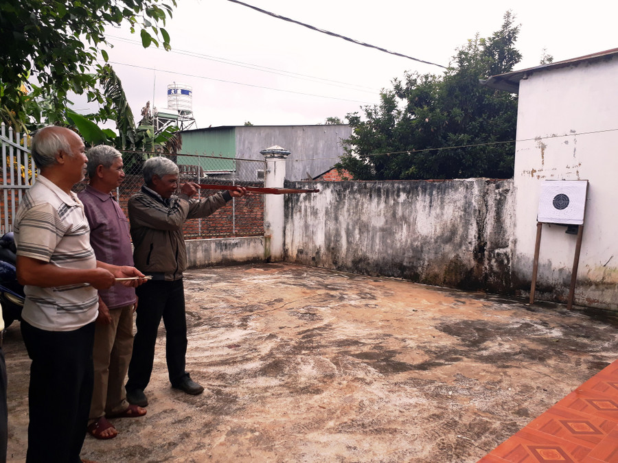 Các cụ cùng nhau tập bắn nỏ. Ảnh: Mai Ka Các cụ cùng nhau tập bắn nỏ. Ảnh: Mai Ka