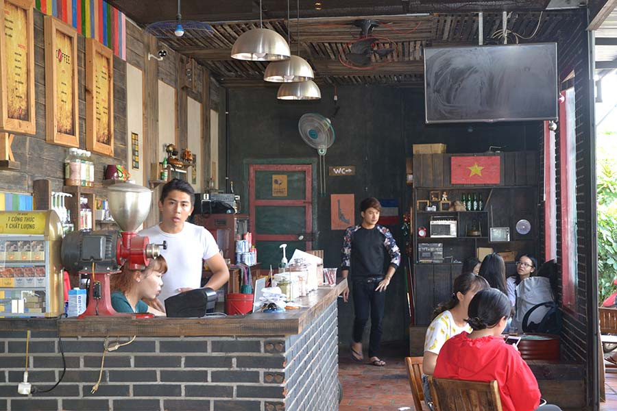Không gian quán tạo cảm giác thân quen, gần gũi với những vật dụng được sử dụng từ vài thập niên trước. Ảnh: N.T Không gian quán tạo cảm giác thân quen, gần gũi với những vật dụng được sử dụng từ vài thập niên trước. Ảnh: N.T