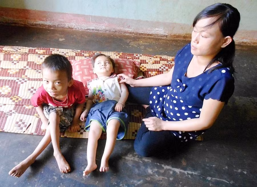 Sự giúp đỡ của xã hội giúp nạn nhân và gia đình nạn nhân chất độc da cam có thêm niềm tin và nghị lực sống. Ảnh: Mai Ka