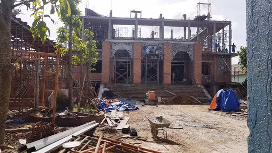 Hiện trường vụ tai nạn làm 8 người bị thương.