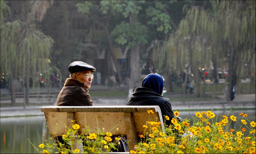 Trong chiều đông Hà Nội, hình ảnh hai ông bà đã ngoài 90 tuổi đang nhìn nhau tình cảm làm ấm lòng người. 