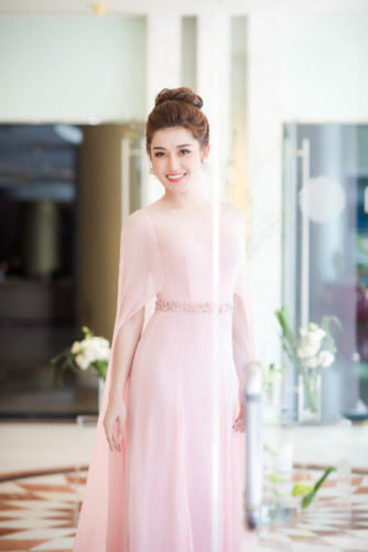 Tháp tùng Huyền My tham dự sự kiện này là mẹ kiêm quản lý của cô. Tháp tùng Huyền My tham dự sự kiện này là mẹ kiêm quản lý của cô.