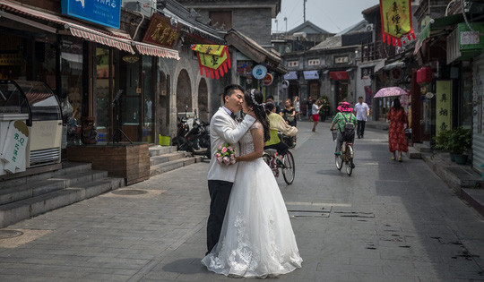 Những người lập gia đình được đánh giá là có động lực làm việc nhiều hơn so với những người độc thân. Ảnh: EPA Những người lập gia đình được đánh giá là có động lực làm việc nhiều hơn so với những người độc thân. Ảnh: EPA