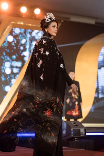  Cùng năm đó, Trương Thị May cũng chính là đại diện Việt Nam tham dự cuộc thi Hoa hậu hoàn vũ thế giới được tổ chức tại Liên bang Nga.