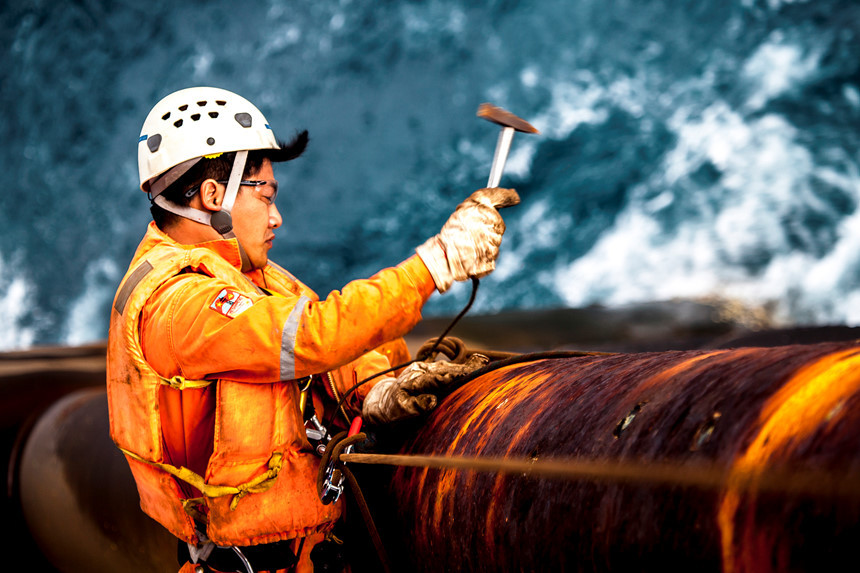 Khoảnh khắc làm việc nguy hiểm nhưng đầy nghị lực và quyết tâm của người thợ dầu khí biển tại mỏ Bạch Hổ (Vũng Tàu). Ngành dầu khí đang tích cực đóng góp vào ngân sách phát triển đất nước cũng như giữ vững bảo vệ chủ quyền biển đảo, góp phần không nhỏ trong quá trình công nghiệp hóa, hiện đại hóa đất nước. Những người thợ nơi đây cũng đang nỗ lực hết mình vì dòng dầu cho Tổ quốc. Ảnh: Bùi Minh Trí.