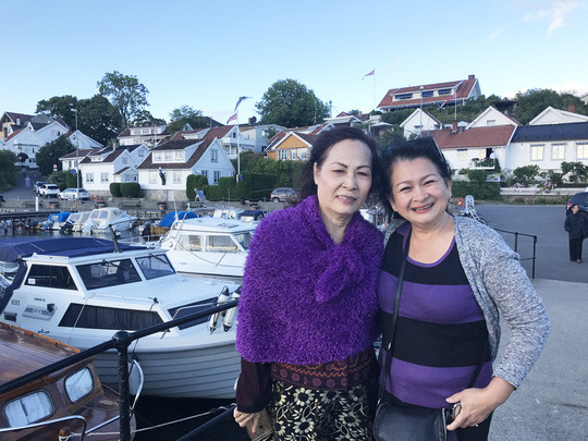 NSND Phương Bảo và NS Hồ Thụy Trang tại bến cảng Droebak Na Uy